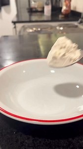 🥞 PANCAKES DE MANÍ (3 ingredientes) Esponjosos, rápidos y sin azúcar 💛 Mezclá: • 1 taza de premezcla sin tacc o harina que te guste. Yo usé de mandioca • 2 cdas de pasta de maní • ½ taza de leche • 1 cda de stevia (opcional) Cociná en sartén a fuego bajo 2–3 min por lado… ¡y listo! Quedan suaves, perfumados y perfectos para desayuno o merienda 😍🥜 #pancakes #food #recetasfaciles #desayunosaludable #foodlover | Dip House