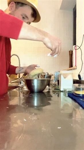 Rob‘s Kitchen | natürlich & zuckerfrei on Instagram: "Pizza ist bei Kindern sehr beliebt, aber gekaufte Pizzen haben oft Zutaten die wir nicht unseren Kindern geben möchten. Zucker im Pizzateig, Samenöle - daraus resultierende Transfette und Zusatzstoffe wie zb Nitritpökelsalz. Selbst gemachte Pizza ist lecker, clean und schnell gemacht. 200g Dinkelmehl 140ml lauwarmes Wasser 1TL Olivenöl (gute Qualität) 1/2TL Hefe (Weinstein Bioladen) Prise Steinsalz Alles verkneten und 30-60min gehen lassen. A