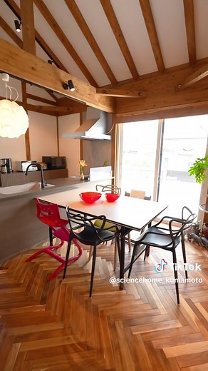 気に入ったらいいね&保存お願いします♪ @sciencehome_kumamoto ひのきが香る木暮らしの家ルームツアー！ ・玄関→土間収納→ウォークインクローゼットの見事な動線 ・家具好きのご主人が選んだこだわりの家具たち ・ヘリンボーンにしたリビングの床にも注目 家づくりの相談はDMやコメントでお気軽にどうぞ😄 @sciencehome_kumamoto #熊本 #熊本注文住宅 #ルームツアー #ルームツアー動画 #サイエンスホーム #トクラスキッチン #カップボード #玄関土間 #ヘリンボーン床 #家具好き