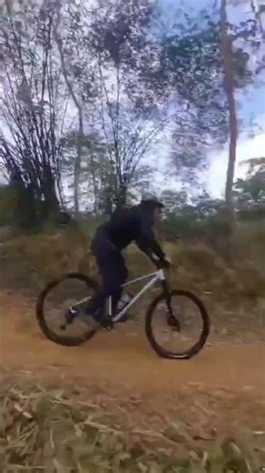 Dropping the 2026 Orbea Laufey 29er on the Dragons Breath. #orbealaufey #hardtailmtb #orbeamtb