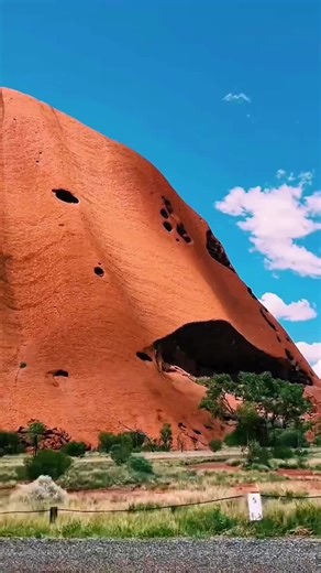 Australia's famous natural sacred stone: Uluru, like a time-and-space natural monument Uluru (Uluru), is the world's largest monolithic monolith, also known as Ayers Rock (Ayers Rock), it stands in the vast desert plains of central Australia, belonging to Uluru - Kata Tjuta National Park. Due to its special internal structure, the rock takes on different colors as the light changes, giving it a hundred shapes that you can look at all day without moving. The primitive and rough beauty attracts a 