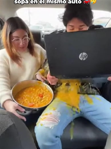 Pobre laptop, no se merecía ese baño de sopa 😔💥💻 #añonuevo #2026 #trend #fyp #felizañonuevo