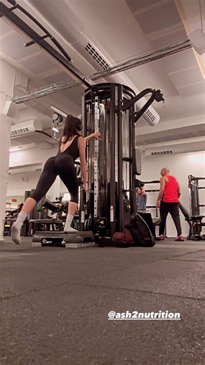 Short range step ups 🍑love love love #bikiniprep #athlete