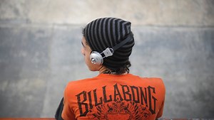 La musique à fond dans le casque: les jeunes intoxiqués au bruit