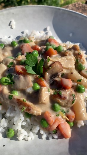 Omas veganes Hühnerfrikassee mit veganem Chicken und cremiger Soße