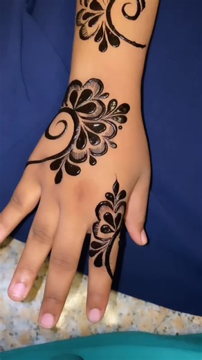 Henna Lounge: Traditional Kanuri Henna Art in Nigeria