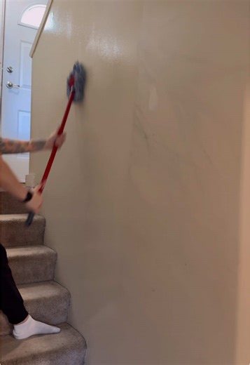 Wall washing 🤤 🤩 #cleaning #deepclean #satisfying #cleaningmotivation #beforeandafter #housecleaner #motherhood #messyhouse #relatable #wip #progress #monday #mood #cleantok