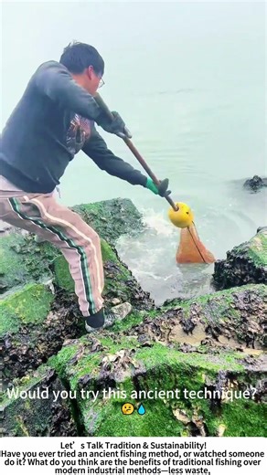 Ancient Fishing Method – Catching Food the Traditional Way! 🎣🌊