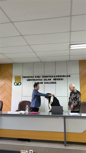 Penyematan Mahasiswa Yang Lulus Ujian Tesis Magister PBA FITK UIN Sunan Kalijaga Yogyakarta