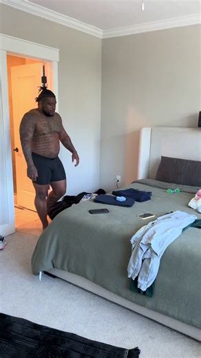 New Year. New chapter. Yesterday was our anniversary, last night got a little wild, and this morning reality clocked back in 😂 Woke up, got straight to it. Cleaning the house top to bottom, getting organized, checking on the pups, making breakfast, taking our vitamins, and sitting down to lock in the game plan. No glam, no filters, just real life. We’re whelping puppies for the first time ever, learning as we go, adjusting on the fly, and handling business together. This is usually our Sunday r