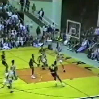 In high school, Chris Webber jumped OVER & dunked on a defender in and got called for a charge (1991) 🤦‍♂️