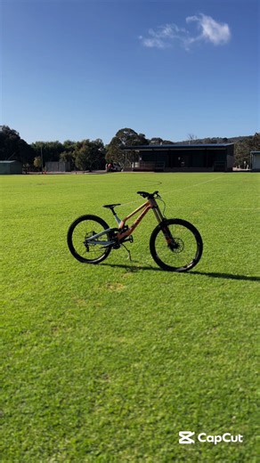 Mountain Bike Downhill Riding Tips and Videos