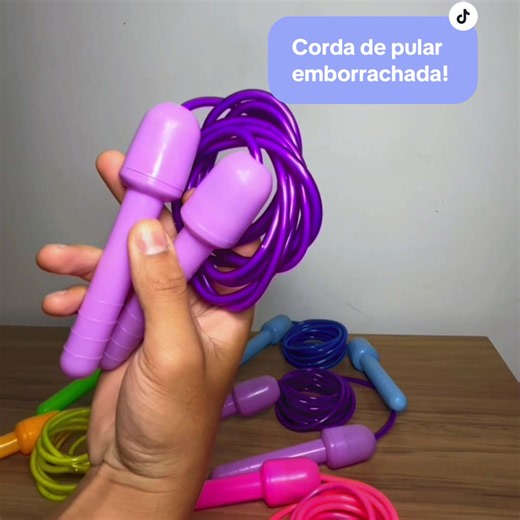 💖 Pulando, sorrindo e se divertindo! As nossas cordas de pular infantis são perfeitas para transformar qualquer momento em uma brincadeira cheia de alegria. 🌈✨ Com cores lindas e material emborrachado super resistente, elas foram feitas para acompanhar muitas aventuras e pulinhos! 🛒 Clique no carrinho laranja e confira todas as cores disponíveis! #Netsports #brincadeiras #cordadepular #diversao
