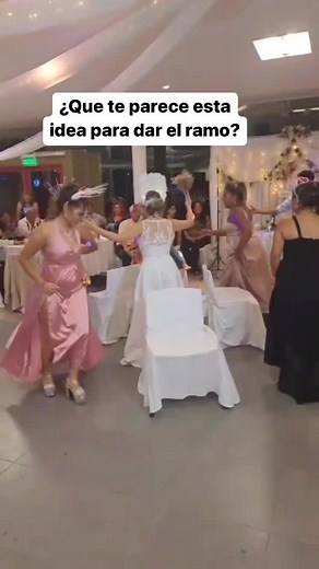 La entrega del ramo es una parte de la #boda que NO debe faltar. A veces salir se lo tradicional también funciona, si no quieres lanzar el ramo sino tener una idea cool, síguenos para más tips. #bodabogota #vestidodenovia #fotografobogota