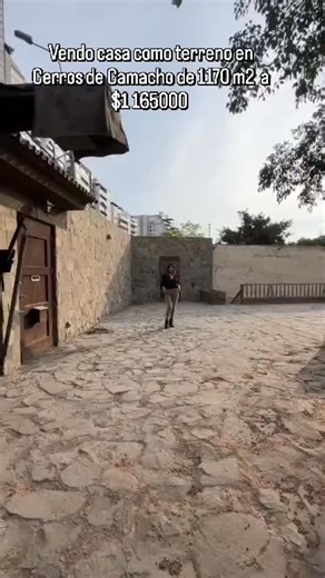 K. Naupari | Agente Inmobiliaria on Instagram: "CASA / TERRENO EN VENTA – VIVIENDA O INVERSIÓN 💼✨ 📐 Área total: 1,170 m² ⏳ Antigüedad: 40 años 🏗️ Parámetros: hasta 7 pisos 💰 Precio: $1,165,000 🔹 Esta propiedad ofrece doble potencial: 👉 Remodélala y conviértela en una amplia residencia familiar, con jardines, terrazas y espacios únicos 🌳🏠 👉 O desarróllala como proyecto inmobiliario, gracias a sus parámetros para 7 pisos y su diseño escalonado, ideal para construcción vertical 🏢📈 ✨ Su g