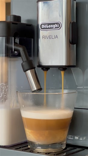 RETOUR EN STOCK de notre machine à grains Delonghi Rivelia 💫 Elle est idéale pour : ✅ Toute la famille ou au bureau grâce à ses profils de préparation, elle permet d’enregistrer les préférences de chacun(e) ; ✅ Les fans de cafés au lait puisqu’elle dispose d’un mousseur automatique intégré (cappucino, latte, etc.) ; ✅ Les personnes cherchant une machine performante et compacte. Elle dispose également de 2 bacs interchangeables permettant ainsi de varier les plaisirs ! | Fare du Café