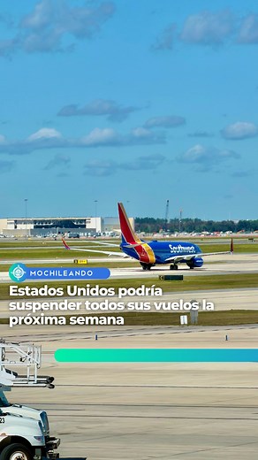 🚨 Estados Unidos podría suspender todos sus vuelos la próxima semana 😱✈️ ¡Aquí te explico qué puedes hacer! El Secretario de Transporte de Estados Unidos advirtió que si el cierre del gobierno federal (shutdown) continúa, podrían cerrarse partes o incluso todo el espacio aéreo estadounidense. La FAA ya enfrenta ausentismo de hasta 40 % entre sus controladores aéreos, lo que podría provocar atrasos masivos, cancelaciones y un verdadero caos en los aeropuertos del país. 🗓️ Si viajas dentro o ha