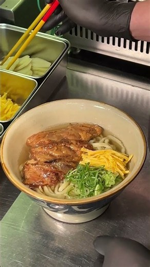 軟骨までとろとろ。カツオと豚骨のW出汁で最後の一滴まで旨い「軟骨ソーキそば」｜Also OKINAWA