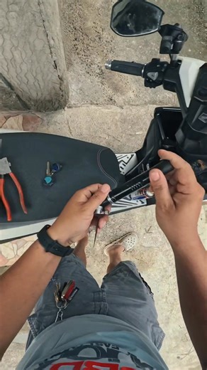 Trabaho na, ride adventures pa ! 🔑🚗 ako ay isang panday susi o sa ingles isang locksmith, Bigboy Keymaster Locksmith Services Honda click all keys lost Detailed whole video, no cut, for subscribers only #LocksmithExperts #locksmith #keymaster #keyduplicate #locksmithservices #homeservice #Allkeyslost @highlight | Albion Flores Falgui