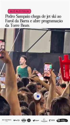 Alô Alô Bahia on Instagram: "[ Leia a matéria completa no Alô Alô Bahia - link na bio ou Stories ] Pedro Sampaio ( @pedrosampaio ) surpreendeu foliões ao surgir de jet ski no Largo do Farol da Barra, na noite desta quarta-feira (11), para marcar a abertura oficial da programação da Torre Beats, no circuito Barra-Ondina. Cantando seu novo sucesso enquanto atravessava o pré-carnaval em meio à multidão, o artista transformou o trajeto em espetáculo antes de subir ao palco. Iluminado com as cores 