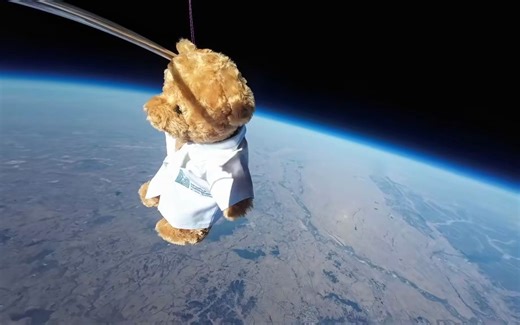 宁波诺丁汉大学生将玩具小熊送上28000米高空（来源：李正汉）