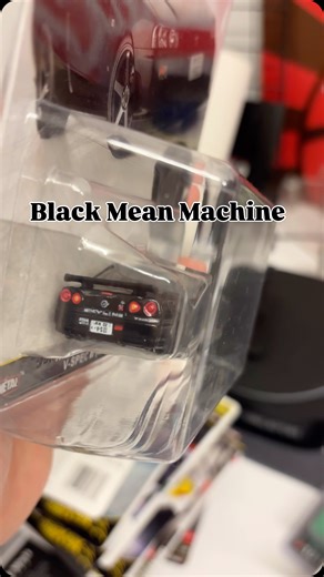 Right out of the Timeless Icons set. Looks good even in regular. @hotwheelsofficial stepped up their game fr this time — 2025 Hot Wheels Premium Timeless Icon Nissan Skyline GT-R V-Spec II (BNR34) Black Chase | Daily Diecast Singapore