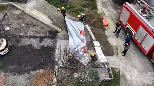 How do you stop a burning electric car from exploding? 🚗🔥 The answer: NOT with just water. Watch this! The Suntex Fire Control Blanket smothers the fire AND smartly vents explosive gases within minutes. Key Results from the Drill: 🔥 Fire controlled in under a minute 💨 Gas venting starts at 10 mins (prevents explosions!) ⏳ Protects for over 60 minutes 🛡️ Reusable and incredibly tough This isn't just a blanket; it's a critical safety tool for the age of electric vehicles. Share this to spread