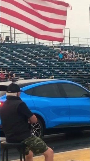 Mustang Mach-E vs C8 Corvette We got a DRAG RACE⚡️🏎🌬 #mustang #corvette #dragrace #c8