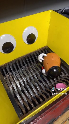 Shredding Stuff! #shreddermachine #shredder #oddlysatifying #popit #asmr