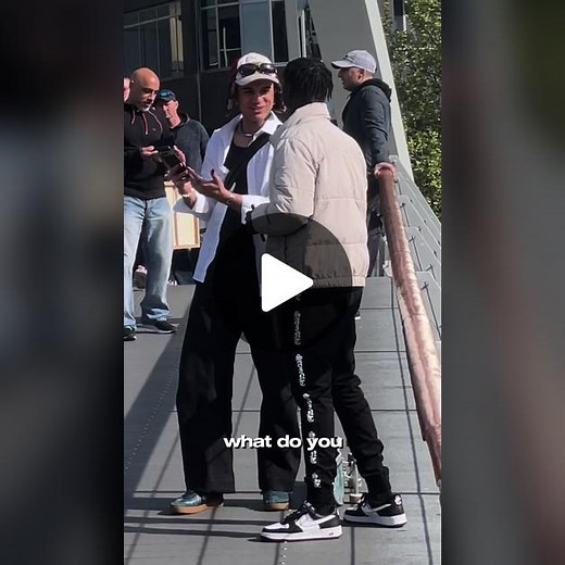 AlwaysPILIPILI🌶️ (@alwayspilipili) - Taking Pics with Random Strangers - Fun Moments Captured