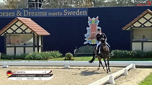 Was eine schöne Runde! 🥇 Isabell Werth und Skovens Tzarina sichern sich die Finalqualifikation zum Nürnberger Burg-Pokal der Dressurreiter 2023. Die beiden gewinnen das St. Georg Special* mit 76% und können sich damit von der Konkurrenz abheben. 🥳 Die vorher noch aufgeregte junge Stute kann mit Isabell beim ihr Talent unter Beweis stellen! ✨ Weiter so! 🤩 Sieh dir die gesamte Prüfung hier an: ⏯ watch.clipmyhorse.tv/Horses-and-Dreams-2023 | ClipMyHorse.TV Deutschland