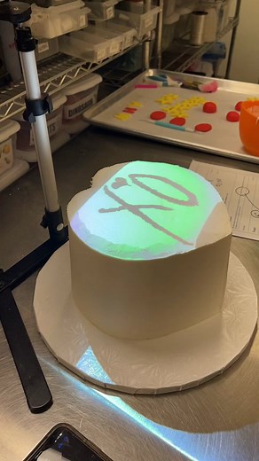 i love my projector, it makes my designs so much more precise & clean 🪩🫶🏼 #theidol #theweeknd #theweekndcake #xocake #lasvegascakes #heartcakes #vegascakes #lasvegasbakery