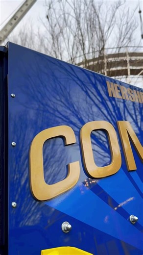 Warm weather ✔️ Coaster craning ✔️ New Comet trains ✔️ Hersheypark in 15 days 😎 #Hersheypark #HersheyparkHappy #rollercoaster #rides #amusementpark #coaster #HersheyPA #comet