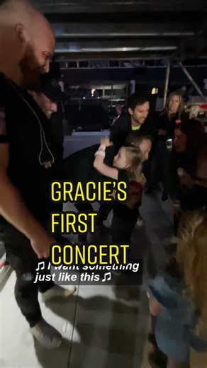 Gracie’s first concert 💚💛♥️ #livemusic