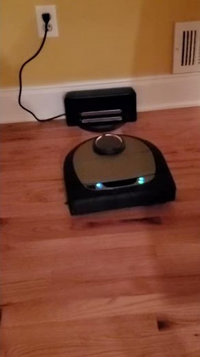 🧹 Neato D7 Wifi RobVac Robotic Vacuum Docking when Room Is Finished. 😁