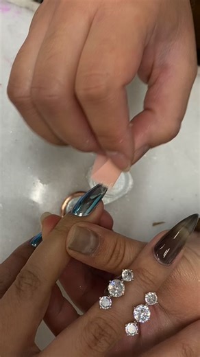 Riya Thai | @nailsby_mey Thermal + Chrome ✨ using #RIYA Products: - Moonlight chrome #01 - Theemal gel #TC07 - long Scupted almond - Extend gel glue... | Instagram