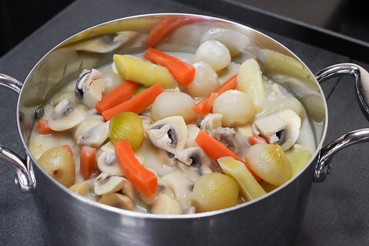 La blanquette de veau à l'ancienne avec des champignons cuits à blanc et des petits oignons glacés. | Chef Simon