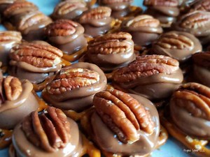 Easy Pecan Turtles Recipe