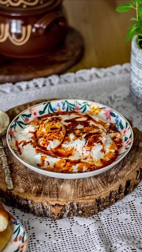 Една от най-любимите рецепти на всички българи ви споделям днес! В най-българския месец от годината, тази рецепта емблема в нашата национална кухня, мисля че подхожда съвършено 🥰 . Толкова са прости и гениални в простота си голяма част от традиционните ни ястия, с които се гордеем и сме известни в цял сват! Една малка държава, с толкова богата история не само като народ, но и като традиции, култура и национална кухня! За Яйца по панагюрски ще са ви необходими: За всяка порция: Около 70 г краве 