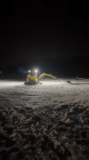 Felix🕊 on Instagram: "BAGGERRODEO?! JA BITTE! #baggerrodeo #schnee #snowfun #excavator #rodeo"
