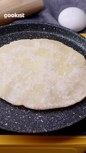 This fluffy pita bread cooks in 5 minutes in a pan 😍 Here's what oyou need to make it: INGREDIENTS 650g (5 1/4 cups) flour 430ml (1 3/4 cups) water 1/2 tsp salt 1kg boiled potatoes 300g cottage cheese 1/2 tsp salt Butter METHOD 1. In a bowl mix together flour with water and salt. 2. In another bowl mix together boiled potatoes, cheese, and salt. 3. Divide the dough into balls, then fill them with the prepared mixture and roll them out with your hands. 4. Fry from both sides. Spread with butter.
