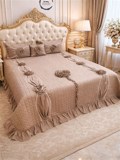 Handicraft Home on Instagram: "Veraflora Handwork Super Designer King Size Quilted Bedcover📿* *Beautifully designed and with stunning packing💼* Find specifications below Size- • 1 Quilted King Size Handwork Bedcover With Frilling on border -100×108 inches✓ • 2 Quilted Designer Pillow cover - (46*69+5) CMS✓ • 1 Designer Breakfast Pillow [With Filling]: 12×18 inches✓ *STUFF : 160 Gsm Cotton Feel ( Ultra Soft Fabric)💯*"