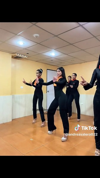 Soy la más feliz cuando no estoy en línea 🤍 #model