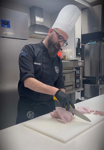 كل شيف محترف لازم يتقن الأساسيات. 🔪🐔 في حصة اليوم، طلابنا بتعلموا تقطيع الدجاج بالطريقة الصحيحة… مهارة أساسية بكل مطبخ محترف. ⁨#دورة_الطباخ_المحترف #Professional_Chef_Course 🍳 ابداعاتك في عالم الطبخ تبدأ هنا! كن شيف محترف مع Kitchen Club Academy، حيث التميز والإبداع. 💬 هل تريد/ي معرفة المزيد عن دوراتنا؟ 🎯 هل أنت/ي جاهز/ة للتسجيل في إحدى دوراتنا؟ 📞 للإستفسار والتسجيل: 022973388 | 0562900300 | 0549866996 📍 رام الله - شارع القدس، بجانب بكدار ✨ انضم إلينا وابدأ رحلتك نحو الاحتراف والتميز!