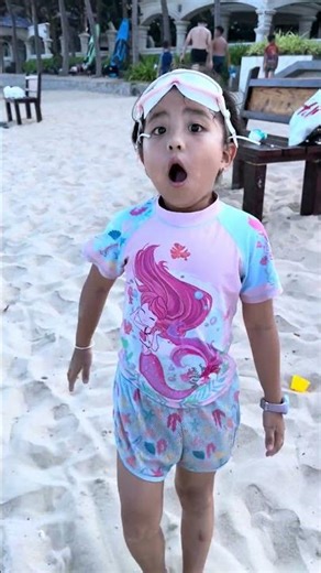 Kind Little Sister and Poor Girl - Giúp đỡ em gái tội nghiệp ở bãi biển #shorts