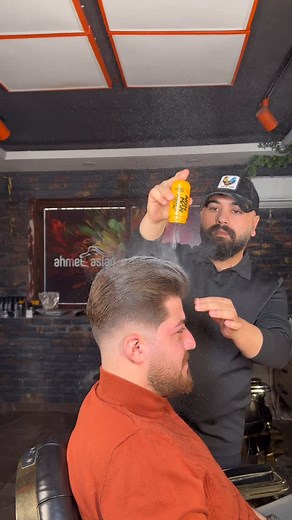 AHMET ASLAN on Instagram: "Her saç kesiminde, her tarakta, her aynada kendimden bir parça bırakıyorum. Çünkü bu iş benim için meslek değil, yaşam biçimi…"