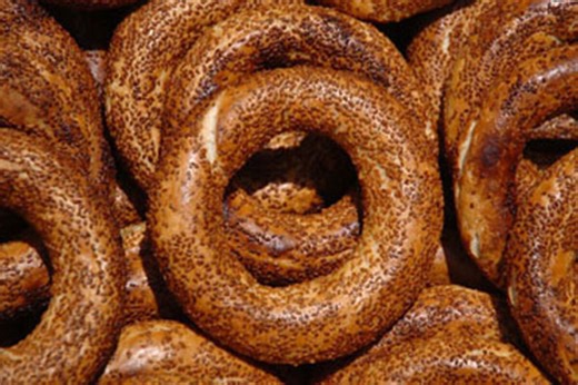 DOMAĆI ĐEVREK KAO IZ PEKARE: Obradujte ukućane mirisnim pecivom koje će svi obožavati (RECEPT)