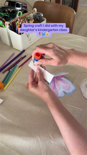 Being the art mom is the best 🥺 Here is the Spring craft I did with my daughter’s class! Here’s ...