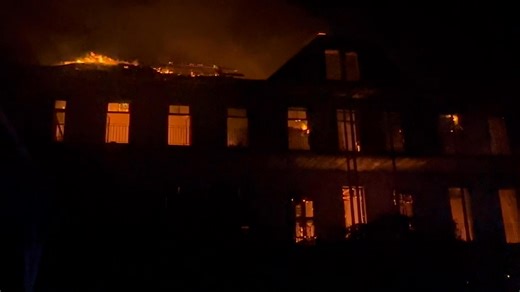 Um dos pavilhões do ex-Sanatório Sousa Martins, da Guarda, está a ser totalmente consumido pelas chamas. Trata-se do Pavilhão Rainha D. Amélia. O fogo está a ser combatido pelos bombeiros voluntários da Guarda, Celorico da Beira, Gonçalo, Sabugal, Vila Franca das Naves, Belmonte e Famalicão da Serra. De acordo com o mapa de ocorrências da Autoridade Nacional de Emergência e Protecção Civil, o alerta foi dado às cinco horas. | Todas as Beiras