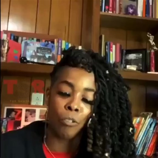 It'z Me on Instagram: "Khia stay roasting someone when they come for her 😆 #myneckmyback #khia #saucy #foryoupageシ #copyrightscanran"